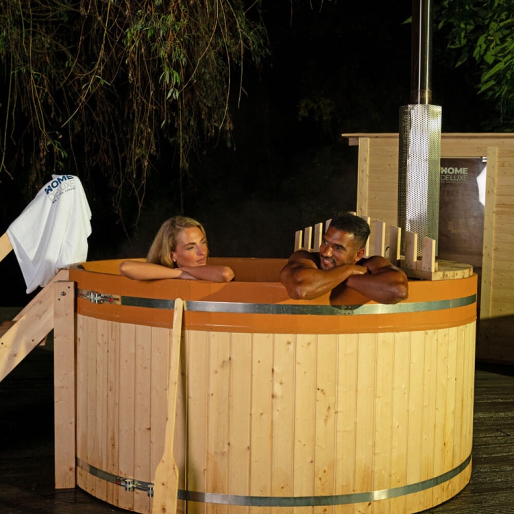 20042-home-deuxe-hot-tub-holzbefeuertes-badefass-skandi-M-Ambiente01-mit-Model-01.jpg